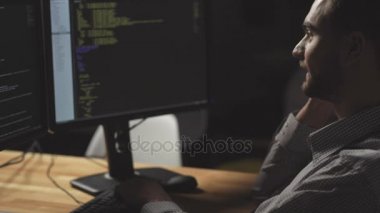 Akıllı telefonda konuşurken olumlu serbest programcı