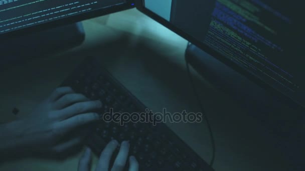 Vista superior de hacker profesional cometiendo un crimen — Vídeo de stock