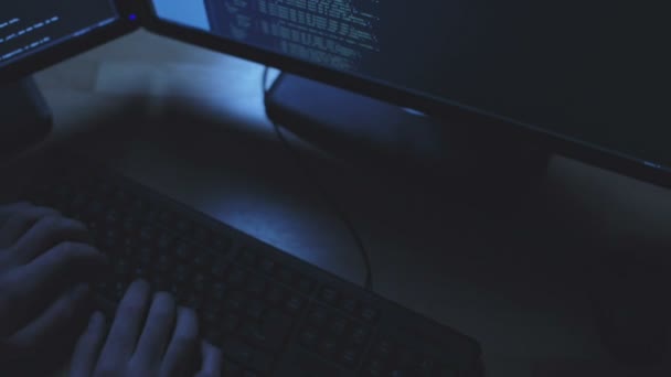 Hacker profissional escrevendo código do programa web — Vídeo de Stock