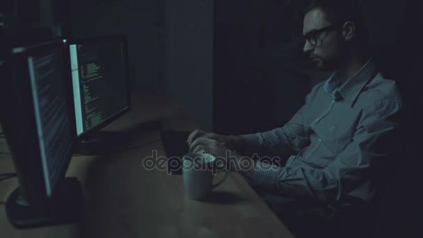 Seriöser Programmierer arbeitet nachts — Stockvideo