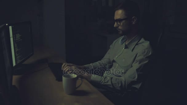 Schwerwiegende Hacker arbeiten nachts — Stockvideo