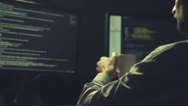 Pirata informático concentrado descifrando una base de datos — Vídeo de stock