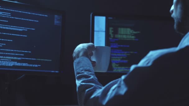 Programador profesional escribiendo un código de programación — Vídeos de Stock