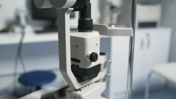 Imagen ampliada de la moderna máquina de biomicroscopio — Vídeo de stock