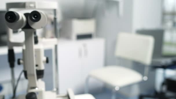Lékařské nástroje v místnosti oftalmolog — Stock video