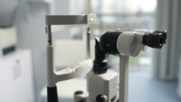 Размытая биомикроскопическая машина в кабинете офтальмолога — стоковое видео
