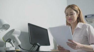 Hoş kadın doktor tedavi sonuçlarına bakarak