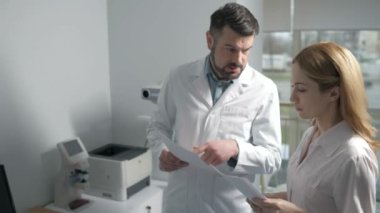 Oftamolojik doktorlar hastaların tedavisinde over danışmanlık