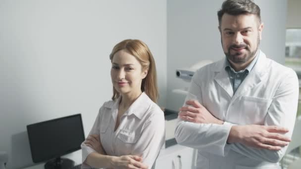 Portrait of cheerful doctors posing together — Stock Video