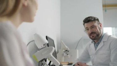 İki tıbbi iş arkadaşlarınızla sohbet