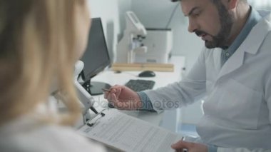 Şef göz doktoruna danışmanlık genç doktor