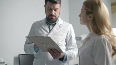 İki doktor Danışma sahip portresi