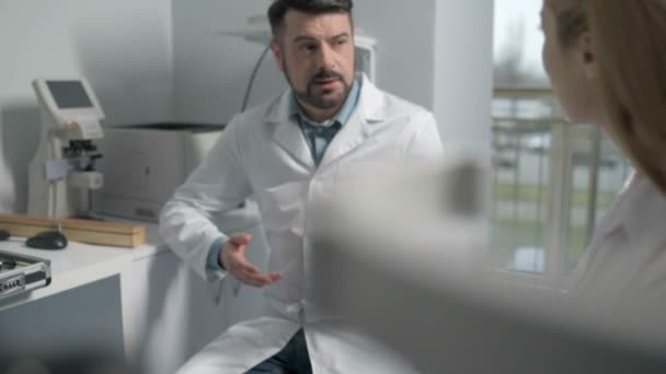 Șef optometrist consultarea tânărului doctor — Videoclip de stoc