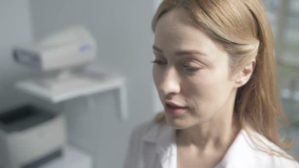 Close up de médico feminino confiante falando — Vídeo de Stock