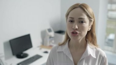 Tıp konuşurken samimi kadın doktor portresi