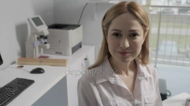 Genç kadın doktor ofisinde konuşmak portresi