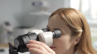 Göz muayenesinde gerçekleştirme doktoru yakın çekim