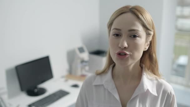 Ritratto di medico donna amichevole che parla di medicina — Video Stock