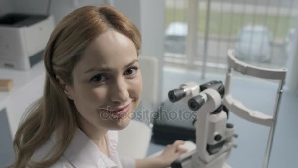 Primer plano de la doctora hablando de lámpara de hendidura — Vídeo de stock