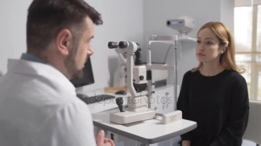 Hasta ile istişare üzerinde erkek göz doktoru