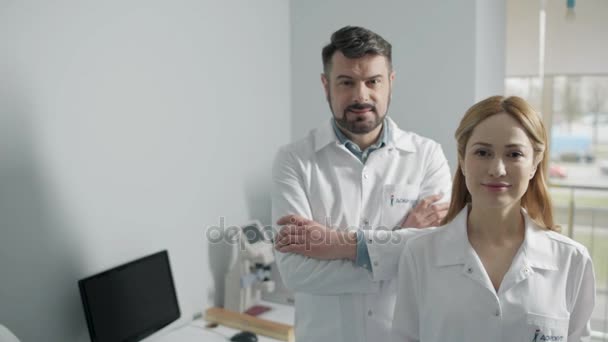 Glada läkare står i office — Stockvideo