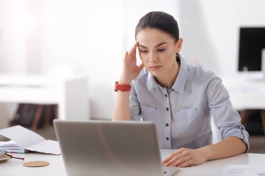 Alnına dokunmak üzgün ofis çalışanı