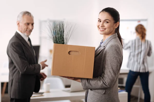 Portrett av lykkelig jente mens hun begynner å jobbe i firma – stockfoto