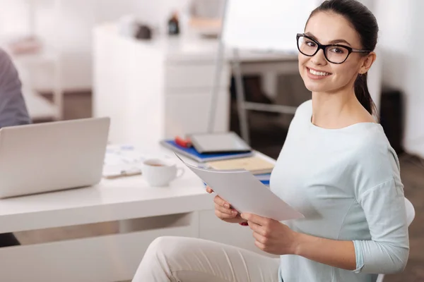 Retrato de hembra sonriente posando en cámara — Foto de Stock