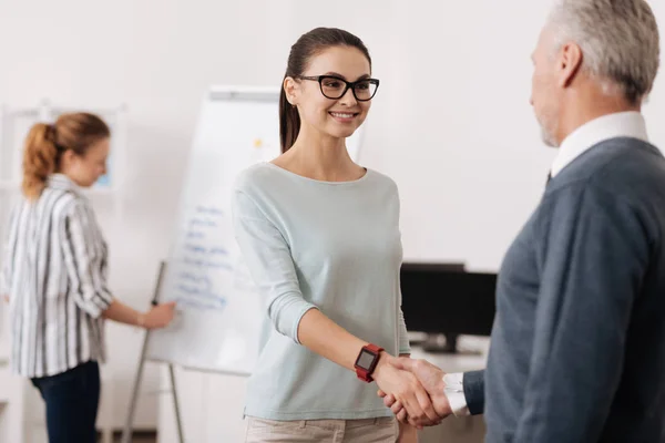 Mujer joven atractiva expresando positividad — Foto de Stock