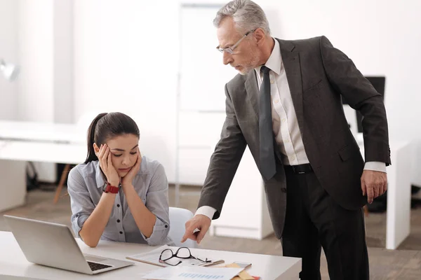 Attente kantoormedewerker luisteren naar haar baas — Stockfoto