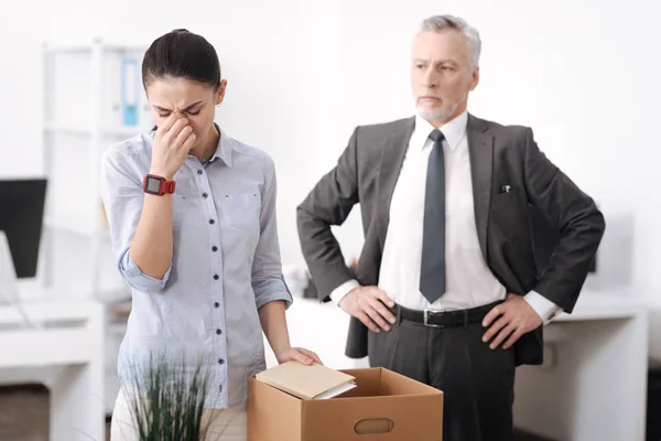 Junge Büroangestellte empfindet Traurigkeit — Stockfoto