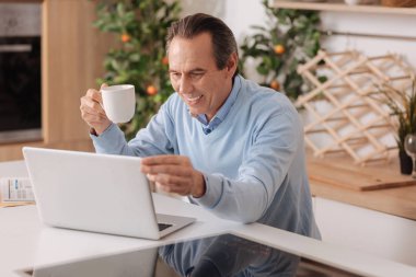 İyimser emekli evde modern Gadget'ı kullanma