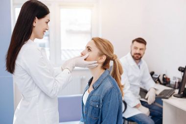Onun hastaların yüzüne bakmaya neşeli memnun doktor