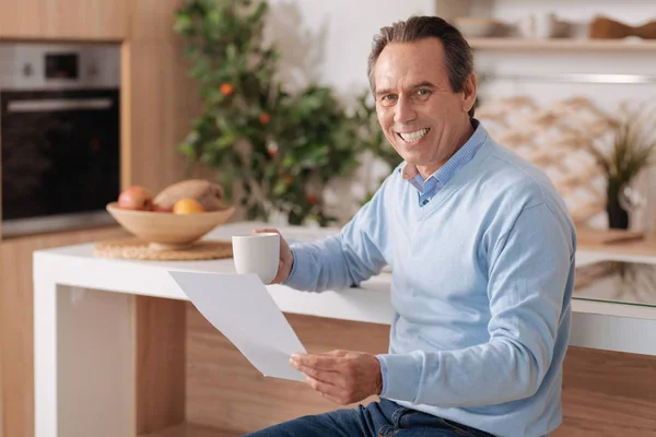 Pensionista sonriente trabajando por cuenta propia en casa — Foto de Stock