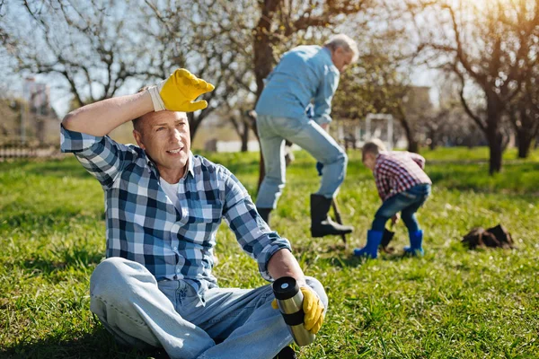 Stanco uomo maturo riposo in giardino — Foto Stock