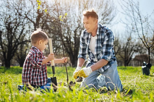 Papa et fils travaillent ensemble dans la cour — Photo