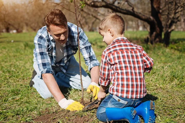 Pequeno garoto e seu pai jardinagem juntos — Fotografia de Stock