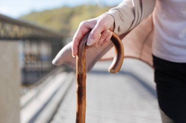 Elleri açık havada sopa çizim iyi görünümlü kadın