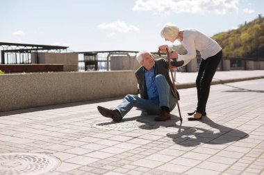 Zayıf adam sokakta düşme