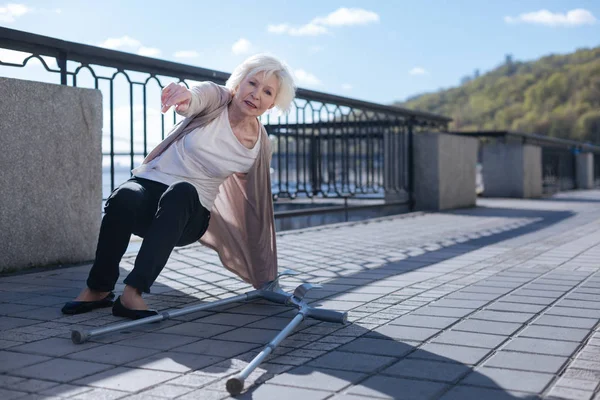 Dame retraitée se levant du sol à l'extérieur — Photo