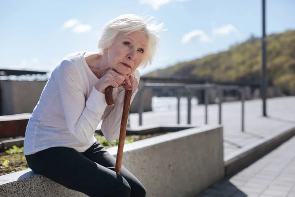 Bella donna ricordando la sua vita felice all'aperto — Foto Stock