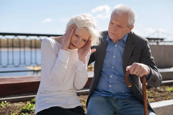 Blygsamma pensionär med fruktansvärd huvudvärk i gatan — Stockfoto