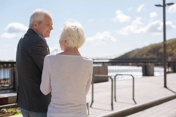 Felice pensionato godendo passeggiata con la sua bella moglie — Foto Stock