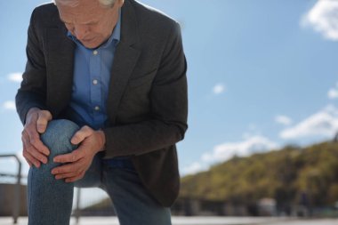 Sokakta ağrıyor diz duygu emekli yaşlanma