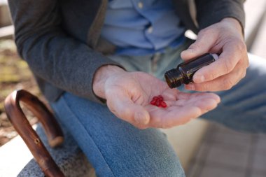 Sakin emekli gezinti yerinde onun günlük ilaç kullanıyordu