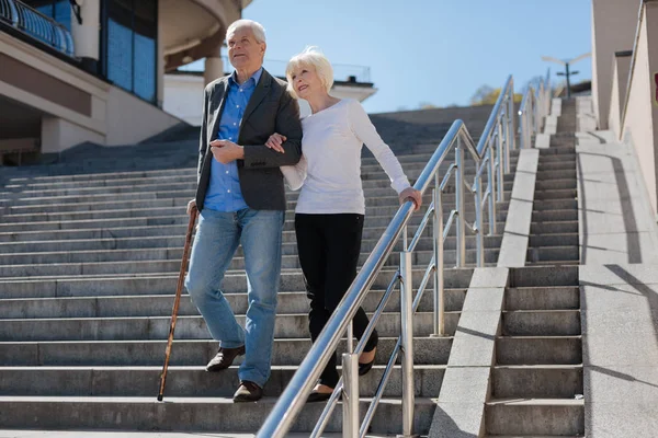 Idősebb pár élvezi a tér séta — Stock Fotó