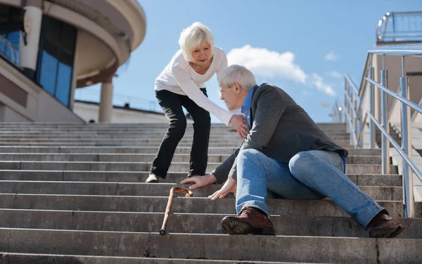 Miserable hombre pidiendo ayuda en las escaleras — Foto de Stock