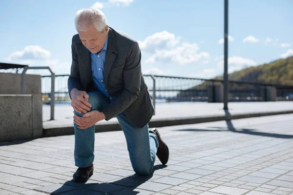 Elderly gentleman suddenly being hurt in the street — Stock Photo, Image