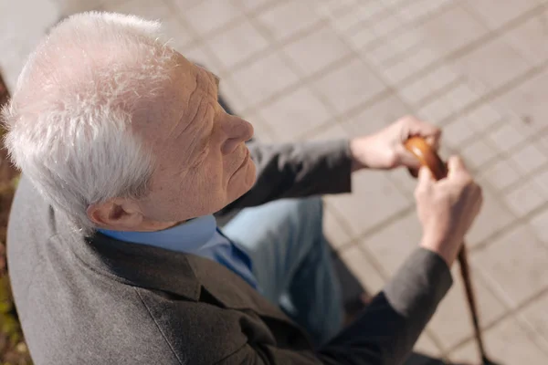 Homme âgé regardant loin dans le parc — Photo