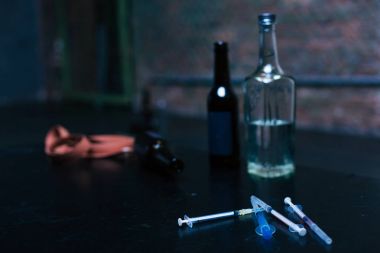 Şişe alkol ve garajda yalan şırınga